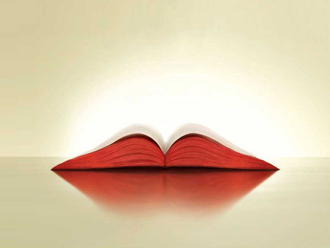 远看似红唇的翻开课本幻灯片背景图片