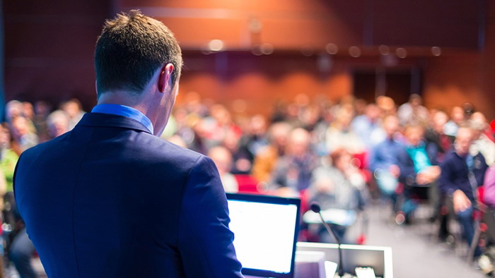 演讲的商务白领PPT背景图片