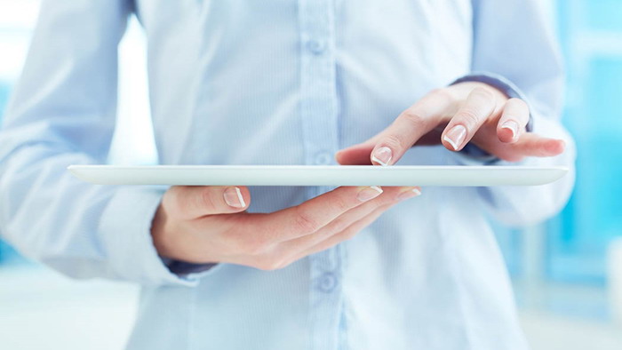 白领手拿平板电脑PPT背景图片