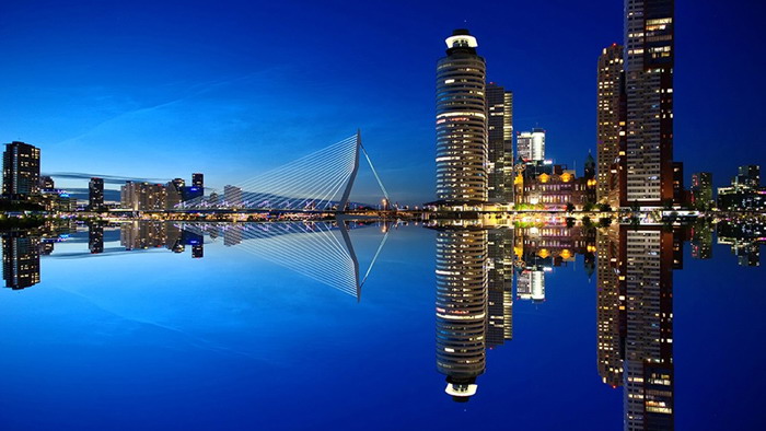 蓝色城市夜景幻灯片背景图片